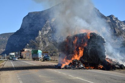 El xòfer i els Agents Rurals van poder desenganxar el remolc de la tractora (d) i els Bombers treballant en l’extinció (e).