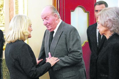 Los reyes eméritos saludan a la viuda de Rubalcaba en presencia del presidente del Gobierno.