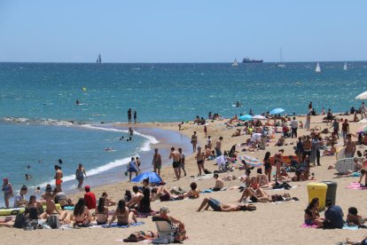 El buen tiempo acompañó ayer a los barceloneses que llenaron las playas de la ciudad.