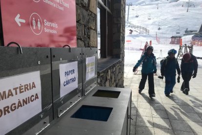 Contenedores de reciclaje en la estación de esquí de Boí Taüll. 