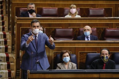 Sánchez señala a Casado en su intervención en el Congreso, ayer.