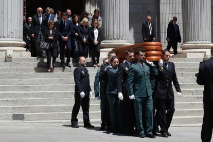 Momento en el que el féretro de Alfredo Pérez Rubalcaba abandonó el Congreso, ayer.