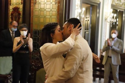 Noemí Ferruz y Xavier Aguiló, la pareja de leridanos que celebró ayer su boda civil en la Paeria, la primera de la fase dos en Lleida.