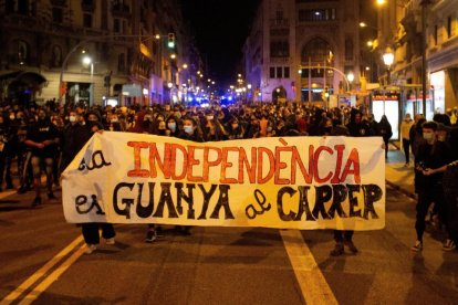 Centenares de personas se manifestaron ayer en Barcelona en el primer aniversario del fallo del 1-O.