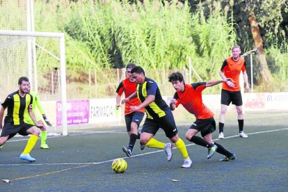 Una acció del partit entre el Pardinyes B i el Les. 