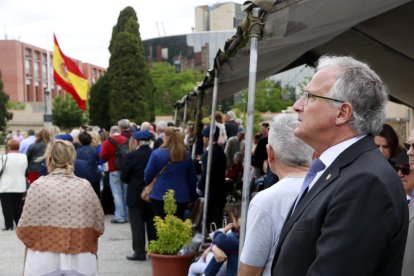 El popular Josep Bou, ayer, posando con una rojigualda de fondo.