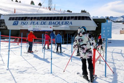 Esquiadors ahir a la zona de Baqueira el segon dia d’obertura de la temporada.