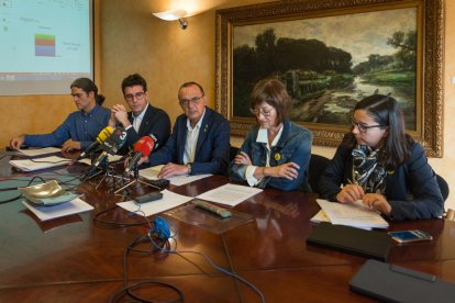 L'alcalde ha comparegut acompanyat dels portaveus dels tres grups que formen el Govern municipal i la regidora d'Hisenda.