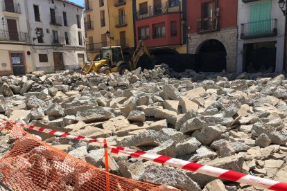 El pavimento actualmente levantado de la plaza Mercadal en el centro histórico de El Pont.