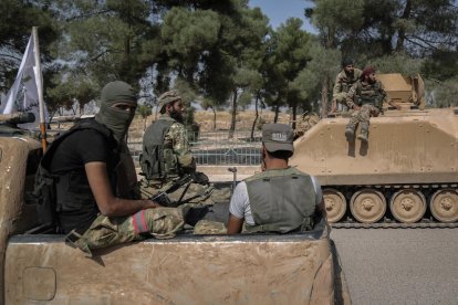 Soldados rebeldes sirios aliados de Turquía, ayer, en la localidad de Tel Abyad.