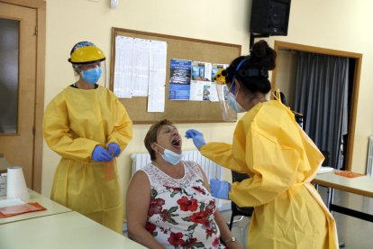 Una vecina de Torregrossa haciéndose la PCR durante el cribado masivo en el municipio el pasado 6 de agosto.