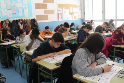 Un grup d’estudiants del Gili i Gaya, ahir al fer les proves de nivell de quart d’ESO.