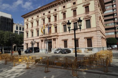 Tanques i efectius policials per protegir l’edifici de la subdelegació del Govern a Lleida.