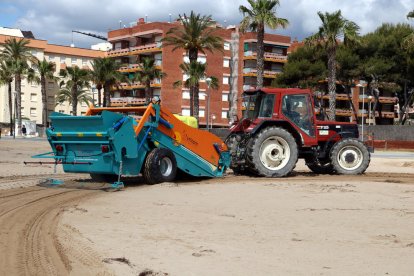 Imatge de la màquina desinfectant estirada per un tractor.