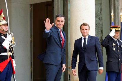 Pedro Sánchez y Emmanuel Macron, ayer en París.