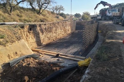 Les obres per revestir gairebé un quilòmetre de la Primera Séquia entre Penelles i Castellserà.