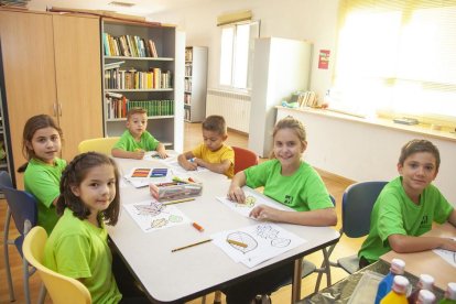 Un grupo de niños en las instalaciones de la biblioteca de Anglesola el pasado viernes.