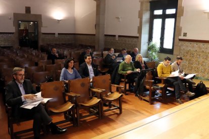 El Aula Magna del Institut d’Estudis Ilerdencs acogió ayer la junta rectora de la institución cultural.