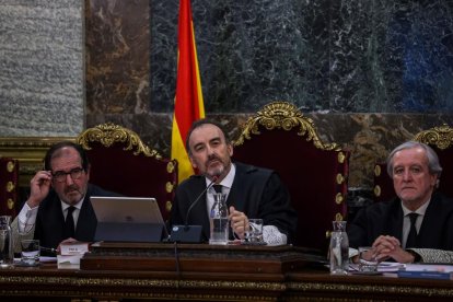 El president del tribunal i ponent de la sentència, Manuel Marchena (al centre de la imatge), al costat dels magistrats, Andrés Martínez Arrieta (esquerra) i Juan Ramón Berdugo.