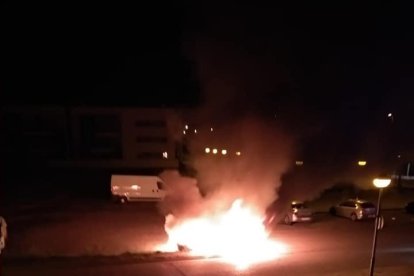 Vista del incendio ocurrido ayer de madrugada en la calle Granada. 