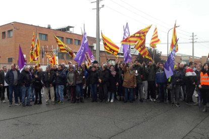 Los trabajadores de Sada se han manifestado por las calles del polígono.