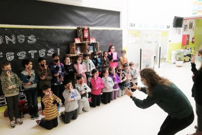 Els alumnes de l’escola Comtes de Torregrossa, a Alcarràs, han cantat la melodia de ‘La Marató’ en llenguatge de signes.