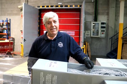 Trabajador de la sección de cortinas de la Asociación Acudam de Mollerussa. 