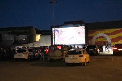 Lleno de vehículos anoche en el estreno del autocine de Bellcaire d’Urgell con la película ‘Campeones’.