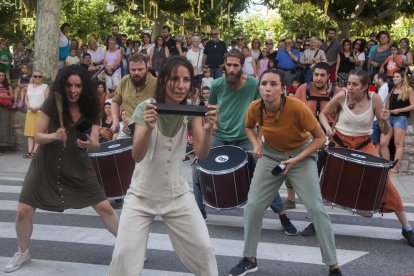 Ensayo ayer por el centro de Tàrrega del nuevo montaje músico-teatral de la compañía Sound de Secà.