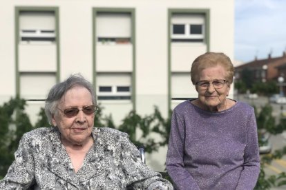 Pepa y Clotilde, de 105 y 103 años, en el jardín de la residencia de Guissona. 