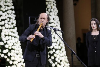  Carlos Núñez y Luz Casal interpretaron “Negra Sombra”.