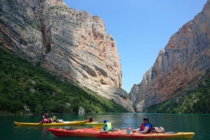 Gente haciendo una excursión en kayak por el pantano de Canelles y el Congost de Montrebei.