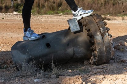 Una pieza de la fábrica, de una tonelada, hallada en un descampado a 600 metros de distancia.