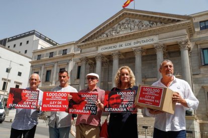 Hernández, en el centro, acompañado de otros impulsores de la iniciativa antes de entregar las firmas. 