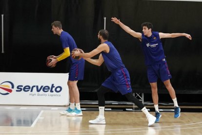 Los jugadores del Barça durante el entrenamiento en L’Alqueria.