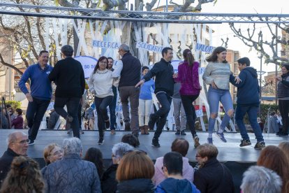 Exhibición del tradicional Ball de l’Eixida en Tàrrega, que se representa en la fiesta mayor de mayo, y que ayer fue subsede de La Marató.