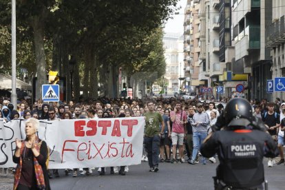 Los manifestantes, delante de la subdelegación del gobierno español en Lleida.