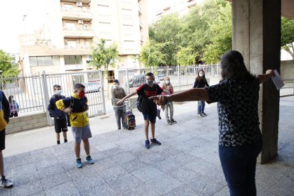 Alumnos con mascarilla  en la entrada de un colegio en junio.