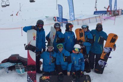 Les integrants dels equips absolut i infantil femení de snowboard del CAEI.