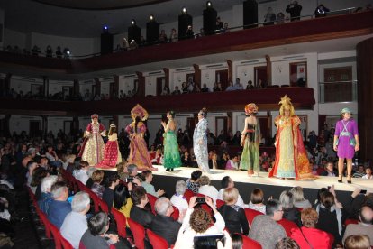 Los vestidos ganadores desfilaron juntos durante la clausura del certamen. 