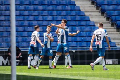 Bernardo celebra con sus compañeros el primer tanto del encuentro frente al Alavés.