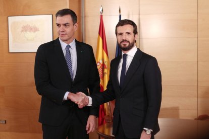 Imagen de archivo de la última reunión entre Pablo Casado y Pedro Sánchez, en diciembre.