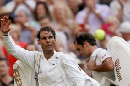 Rafa Nadal se despide de los aficionados, con Federer a su lado, tras caer ante el suizo.