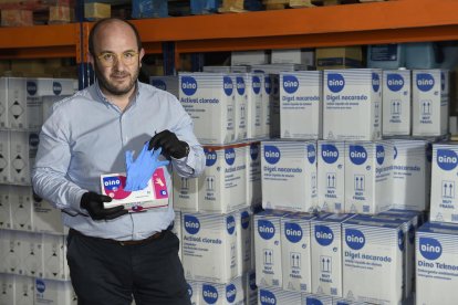 El consejero delegado de Ilerda Serveis, Marc Cerón, con una caja de guantes de los que distribuyen.