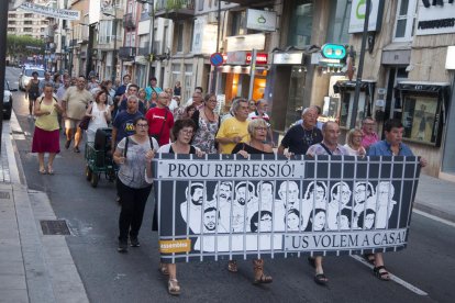 Un centenar de persones van recórrer el centre de la ciutat en una manifestació convocada per l’assemblea local de l’ANC.