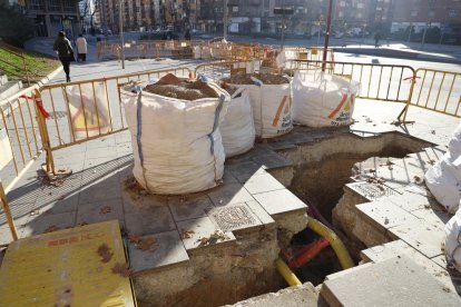 Quejas vecinales por unas zanjas en Passeig de Ronda