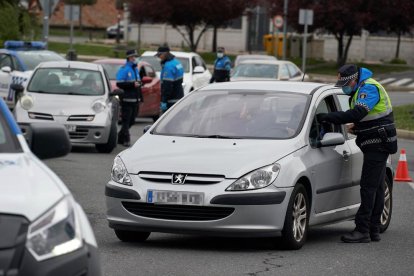 Un control policial durante el confinamiento.