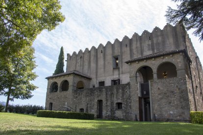 El castell de Montesquiu, del segle X i XI, és un conjunt arquitectònic obert al públic que ara és també un punt d'informació,
acull exposicions i un centre de recursos on es fan visites, activitats pedagògiques i jornades tècniques.