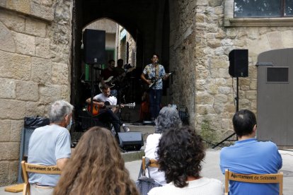 El grup de Solsona Music Trick, durant la seua actuació d’ahir a la plaça Sant Joan.