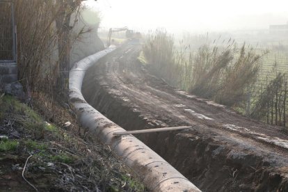 Imatge de les obres per cobrir la séquia de Fontanet dimecres passat.